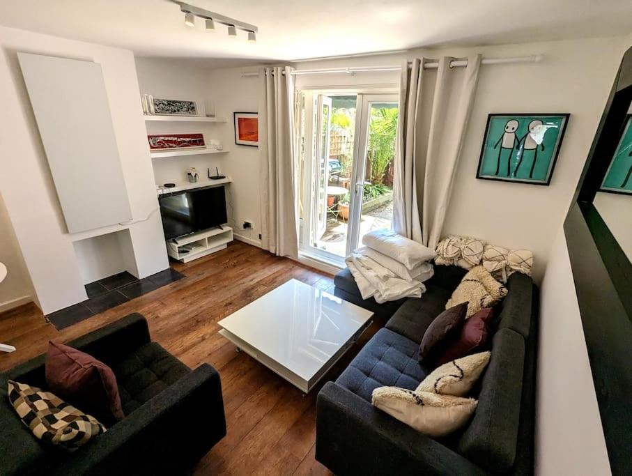 Charming 2-Bed Garden Flat Apartment Лондон Екстериор снимка
