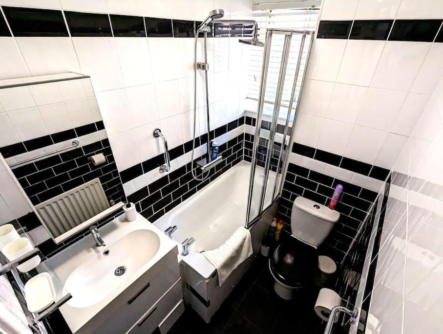Charming 2-Bed Garden Flat Apartment Лондон Екстериор снимка